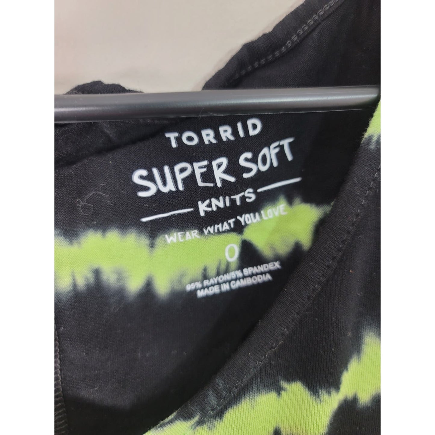 Torrid Super Soft Knit V-Neck Tunic Tee  Black & Green Tie Dye Plus Size 0/0X